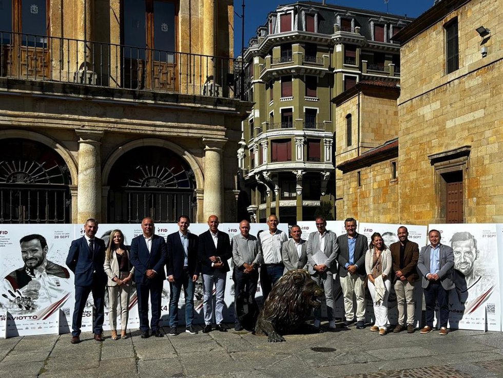 Foto de familia de organizadores, patrocinadores y representantes institucionales del VII FID Ciudad de León ABANCA 2024'