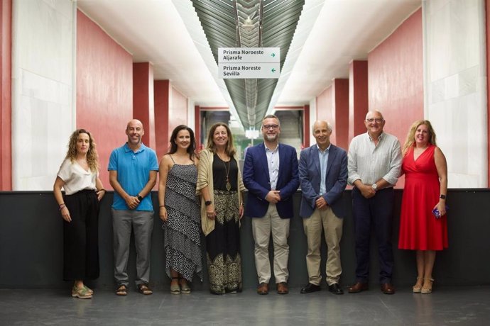 La consejera María del Carmen Castillo, con representantes de la pública.