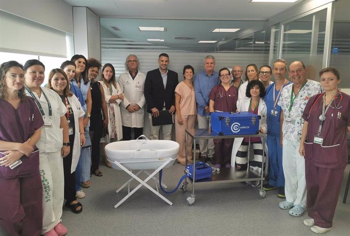 Hospital materno Infantil Princesa Leonor en la presentación de una cuna fría, con la colaboración de la Fundación Caja Rural de Granada y Apreal, para apoyar a las familias en duelo.