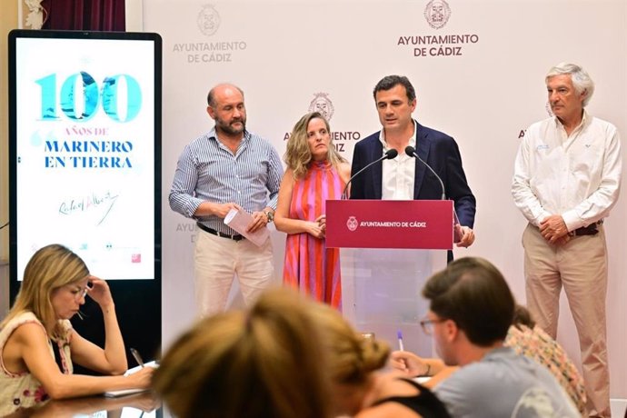 El alcalde de Cádiz, Bruno García, la teniente de alcalde de Cultura, Maite González, y el vicepresidente de la Diputación de Cádiz, Juan José Ortiz, presentan los actos por el centenario de 'Marinero en Tierra' de Rafael Alberti. ARCHIVO.