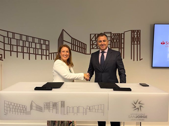 Silvia Carrascal, rectora de la Universidad San Jorge, y Javier Gallardo, director territorial de Aragón, Navarra y La Rioja de Banco Santander, han firmado hoy el convenio en el campus de la USJ.