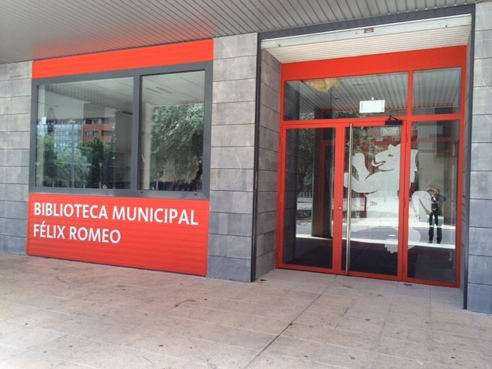 Fachada de la biblioteca municipal Félix Romeo ubicada en Zaragoza