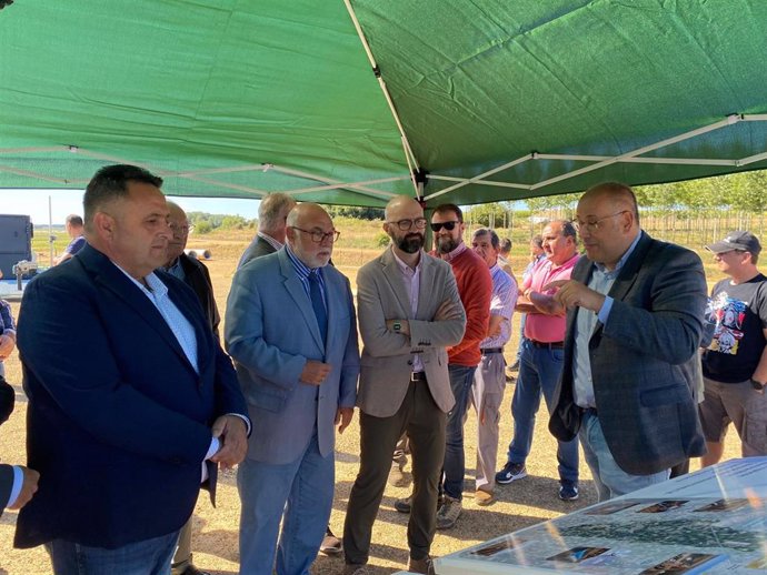 El presidente de SEIASA, Francisco Rodríguez Mulero, y el subdelegado del Gobierno en León, Héctor Alaiz, junto a las comunidades de regantes en su visita a las obras