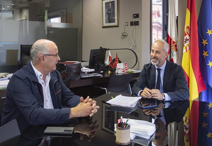 El Consejero De Educación, Formación Profesional Y Universidades, Sergio Silva, Recibe Al Alcalde De Arredondo, Leoncio Carrascal