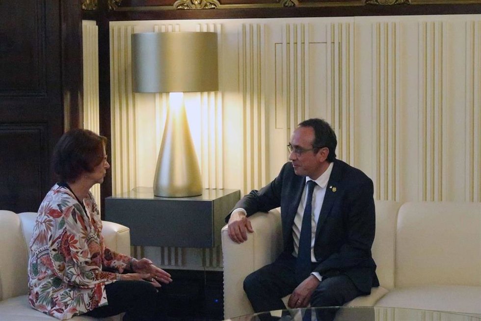 La síndica de Greuges, Esther Giménez-Salinas, y el president del Parlament de Catalunya, Josep Rull