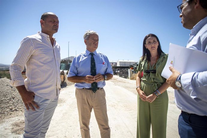 El presidente de la Diputación de Córdoba, Salvador Fuentes (centro), en su visita a Montalbán.