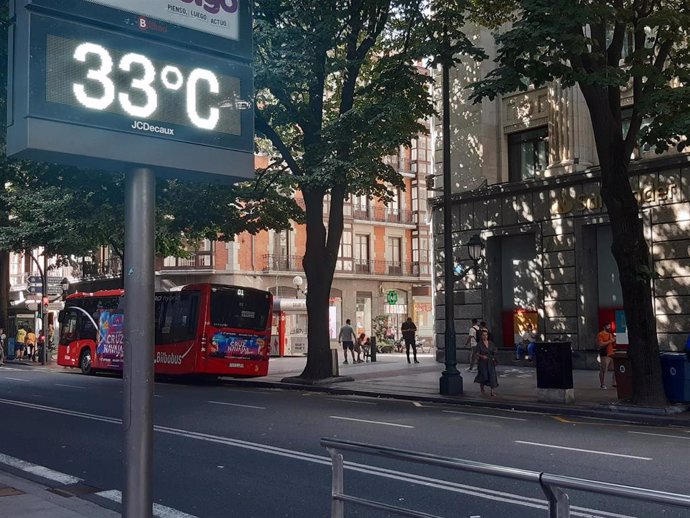 Archivo - Un termómetro marca 33 grados en la Gran Vía de Bilbao.