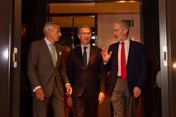 (I-D) El presidente de Europa Press, Asís Martín de Cabiedes, el presidente del PP, Alberto Núñez Feijóo y el director de Europa Press, Javier García Vila, a su llegada a un Desayuno Informativo de Europa Press, en el Hotel Roosewood Villa Magna, a 3 de s