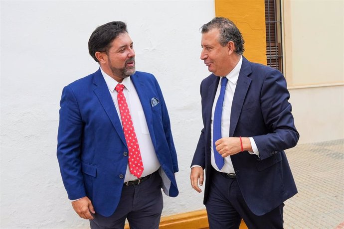 El presidente de la Diputación de Sevilla, Javier Fernández,(d)  junto al alcalde del municipio, Antonio Miguel Enamorado 