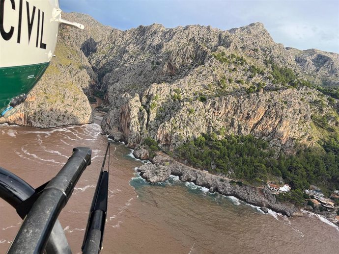 Helicóptero de la Guardia Civil sobrevolando el Torrent de Pareis.