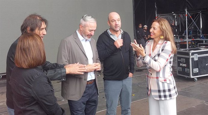 El presidente del Gobierno de Aragón, Jorge Azcón, y la alcaldesa de Zaragoza, Natalia Chueca, visitan los trabajos de montaje del Vive Latino.