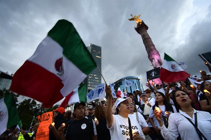 August 26, 2024, Mexico City, Mexico City, Mexico: August 26,Mexico City,Mexico:Hundreds of workers and members of the Judicial Branch of the Federation and citizens dressed in black and holding candles are protesting at the foot of the Angel of Indepen