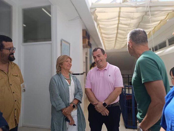 La delegada territorial de Desarrollo Educativo, Formación Profesional y Universidad en la provincia de Cádiz, Isabel Paredes, en una visita al CEIP Albarracín en la localidad de El Bosque, donde la Junta ha adjudicado obras de mejora de la cubierta.