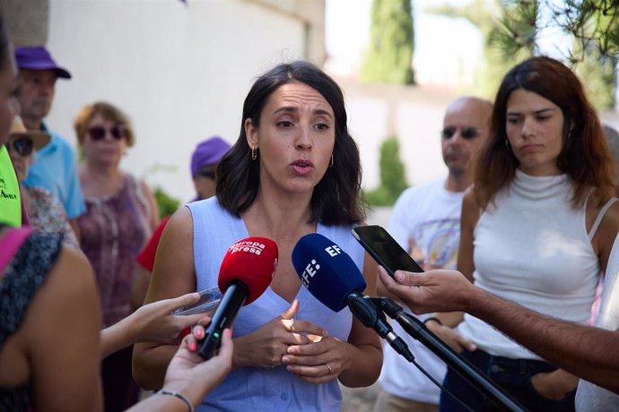 La secretaria política de Podemos, Irene Montero, atiende a medios a su llegada a la visita de los trabajos de búsqueda de una fosa común de la Guerra Civil, en el Cementerio municipal de Fuencarral, a 19 de agosto de 2024, en Madrid (España). 