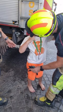 Menor rescatado junto a los efectivos de bomberos de Benalmádena