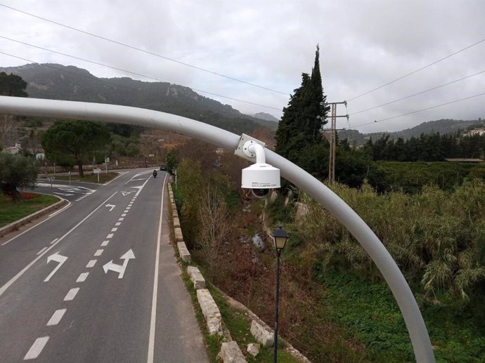 Archivo - Una cámara en una carretera de Mallorca