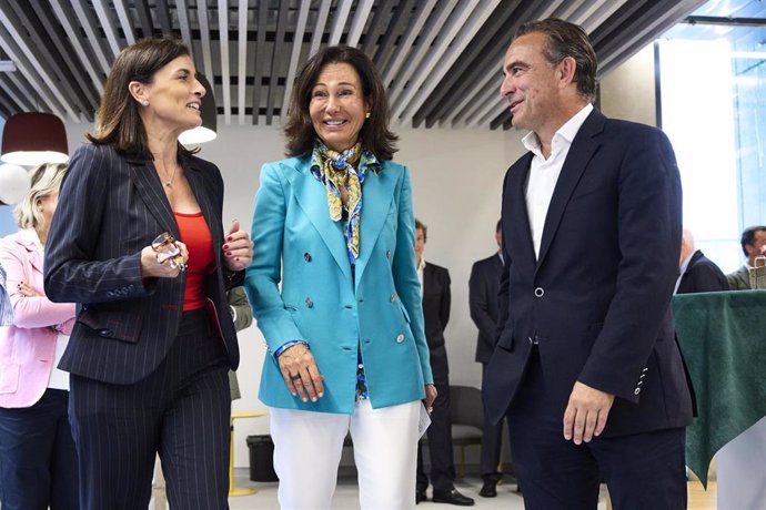 La alcaldesa, Gema Igual, y la presidenta de Banco Santander, Ana Botín, durante la inauguración del nuevo Centro de Iniciativas Empresariales (CIE), en Santander.