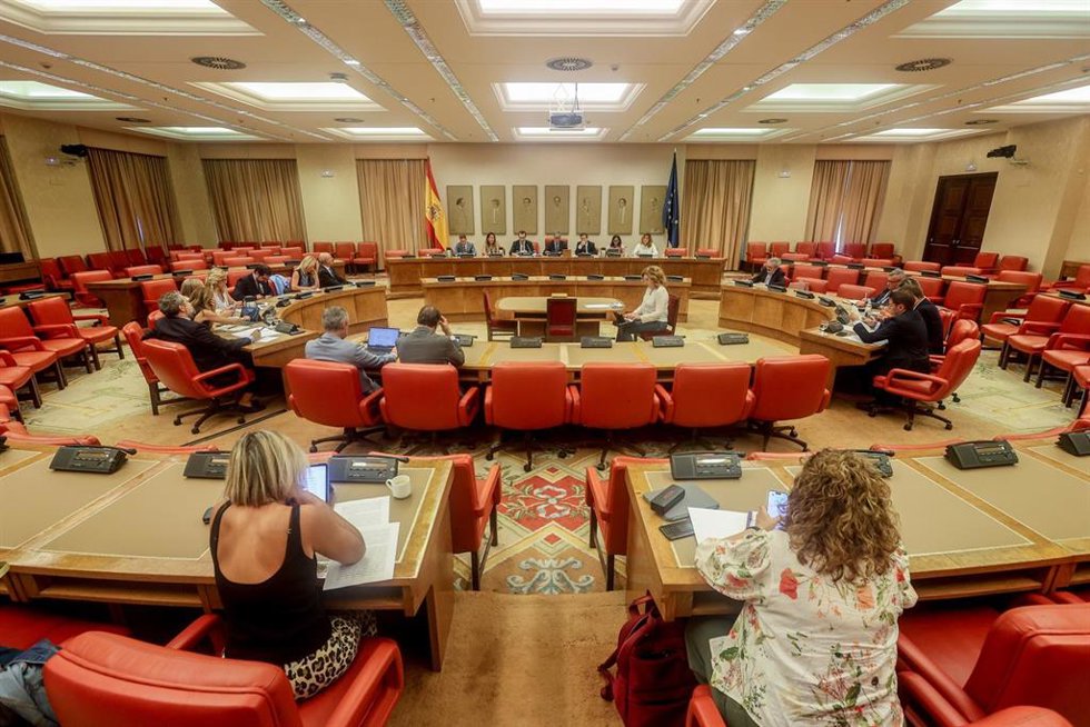 El ministro de Economía, Comercio y Empresa, Carlos Cuerpo (c), durante una comparecencia en la Comisión de Economía, Comercio y Transformación Digital, en el Congreso de los Diputados, a 4 de septiembre de 2024, en Madrid (España). Durante su comparece