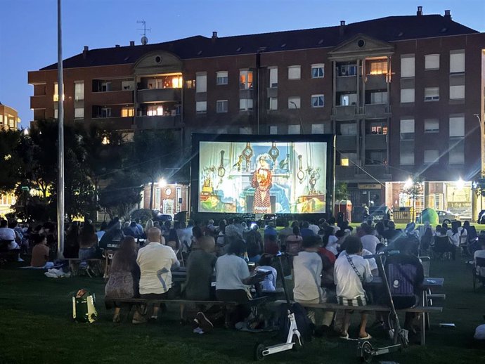 El paseo de Quintanilla durante una de las proyecciones de 'Cine de Verano' en León