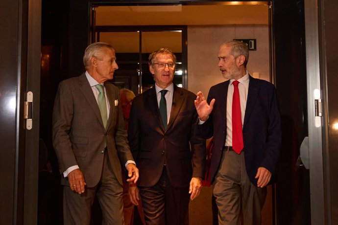 (E-D) El president d'Europa Press, Assís Martín de Cabiedes, el president del PP, Alberto Núñez Feijóo i el director d'Europa Press, Javier García Vila, a la seua arribada a un Esmorzar Informatiu d'Europa Press, a l'Hotel Roosewood Vila Magna, a 3 de 
