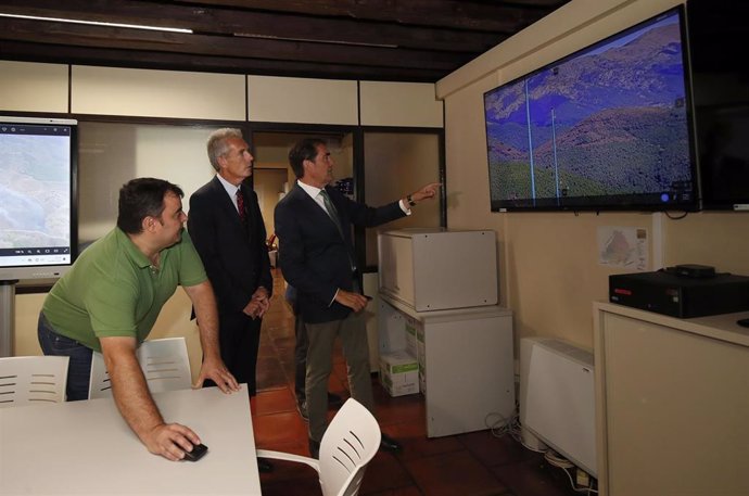 El consejero de Medio Ambiente, Vivienda y Ordenación del Territorio, Juan Carlos Suárez-Quiñones, visita el Centro Provincial de Mando de Ávila.