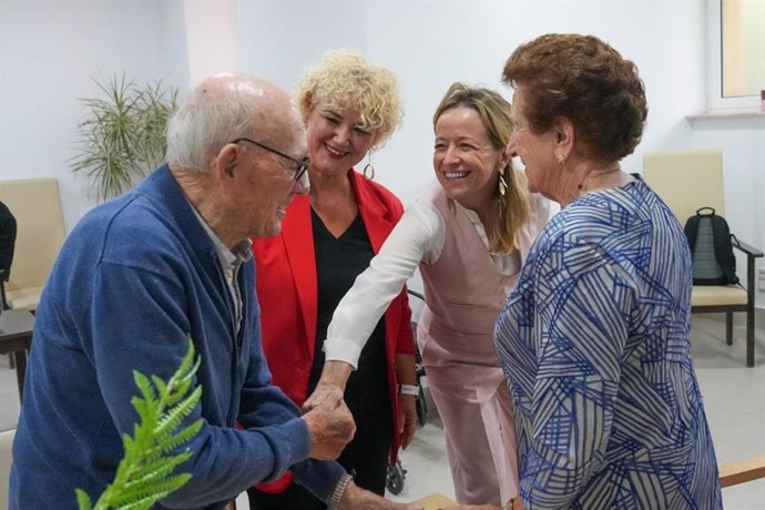 La diputada general de Gipuzkoa, Eider Mendoza, y la diputada de Cuidados y Políticas Sociales, Maite Peña, en la residencia Inmaculada de Irun