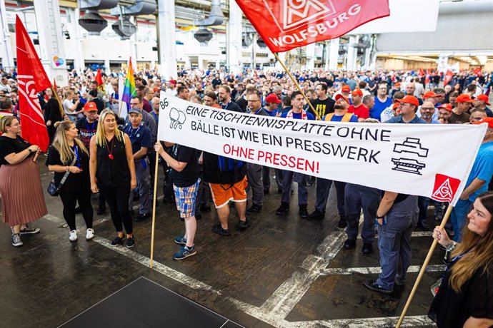 04 September 2024, Lower Saxony, Wolfsburg: Employees protest before the start of a works meeting in a hall at the VW plant. 