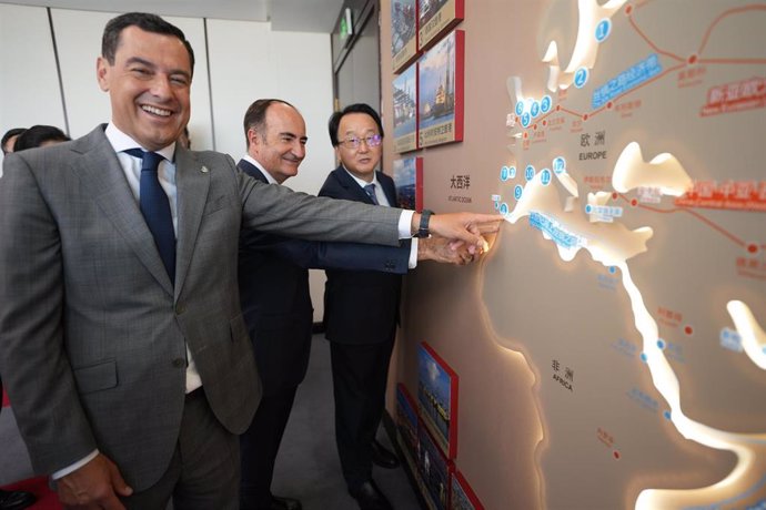 El presidente de la Autoridad Portuaria de la Bahía de Algeciras (APBA), Gerardo Landaluce, y el presidente andaluz, Juanma Moreno, junto a un representante chino durante la misión comercial al país asiático. ARCHIVO.