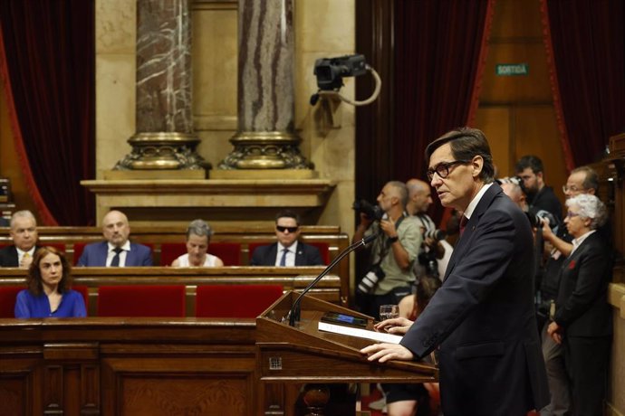 Archivo - El presidente de la Generalitat, Salvador Illa, en el debate del pleno de su investidura en el Parlament de Catalunya