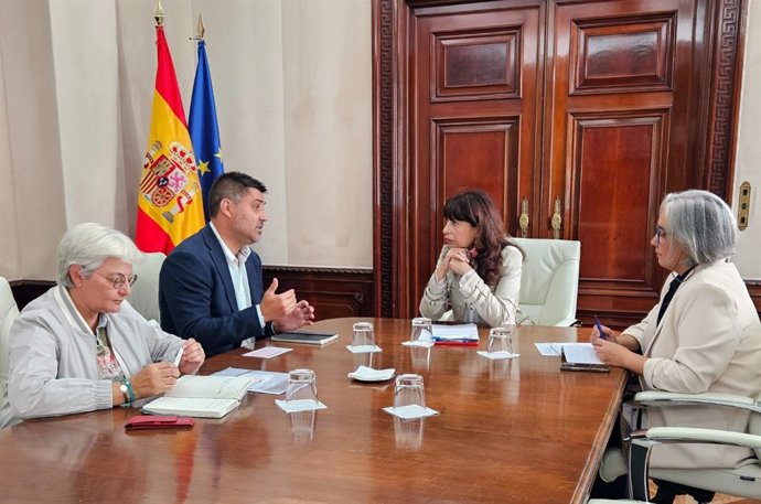 La ministra d'Igualtat, Ana Redondo, es reunix amb representants de l'Associació de Futbolistes