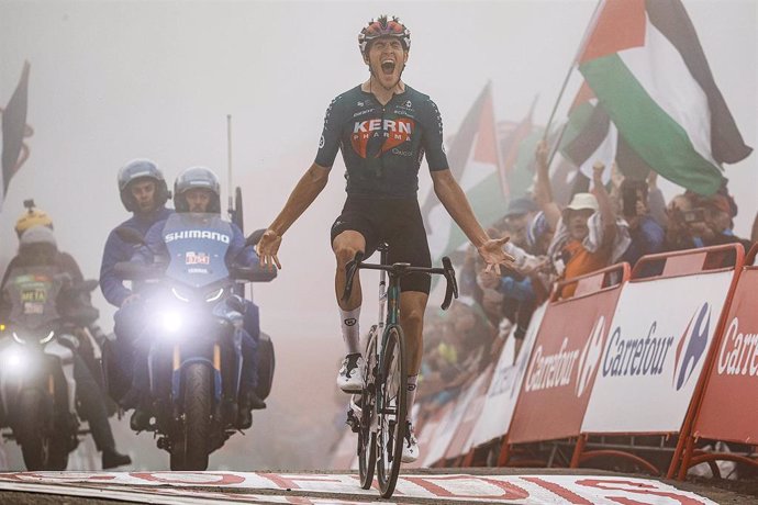 Pablo Castrillo (Kern Pharma) gana la etapa 15 de la Vuelta Ciclista a España entre Infiesto y Cuitu Negru.