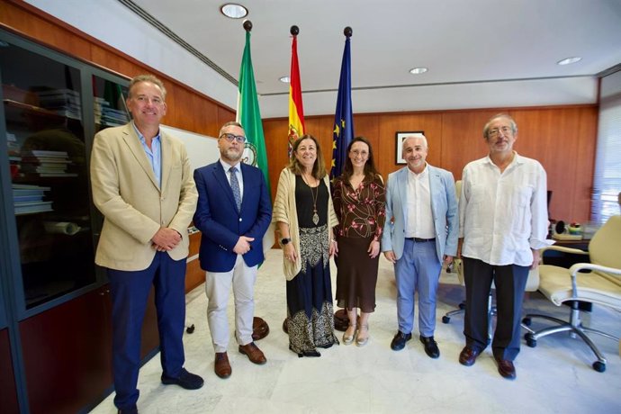 La consejera de Desarrollo Educativo y Formación Profesional, María del Carmen Castillo, junto a representantes de la Asociación Andaluza de Directores de Infantil y Primaria y Residencias Escolares y de la Asociación de Directores de IES de Andalucía.