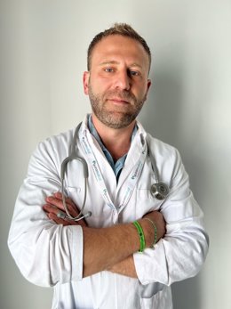 El doctor Antonio Ruiz Reina, neumólogo del Hospital Quirónsalud Huelva.