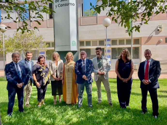 La consejera de Salud y Consumo, Rocío Hernández, tras la reunión mantenida con representantes del Consejo Andaluz de Enfermería (CAE) en la sede de la Consejería.