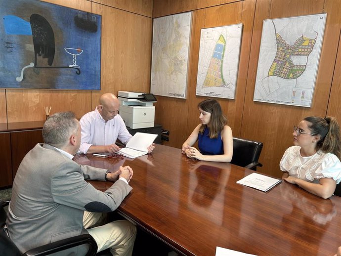 Reunión de responsables de la ONCE y del Gobierno local nazareno.