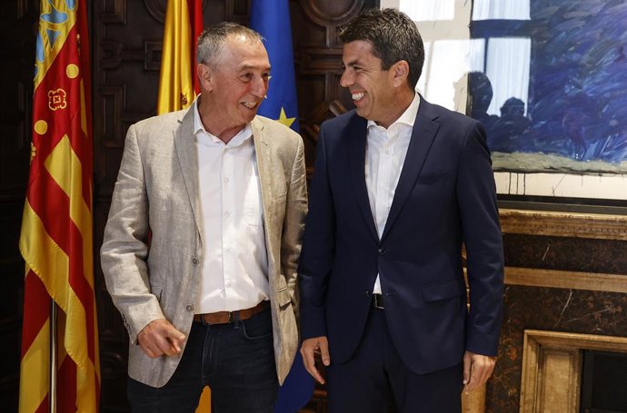 Archivo - Arxive - El síndic de Compromís, Joan Baldoví (e), i el president de la Generalitat Valenciana, Carlos Mazón (d), en una imatge d'arxiu