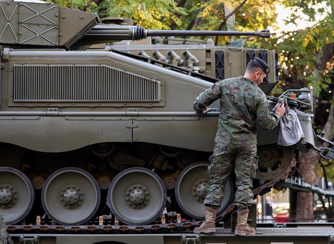 Archivo - Un militar del Ejército de Tierra limpia un tanque en una imagen de archivo.