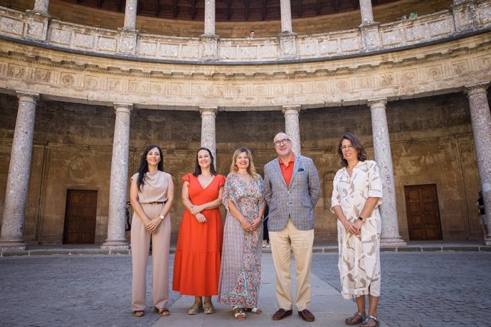 El director del Patronato de la Alhambra y Generalife, Rodrigo Ruiz-Jiménez, con la directiva del coro 'Pequeñas voces de la Alhambra'