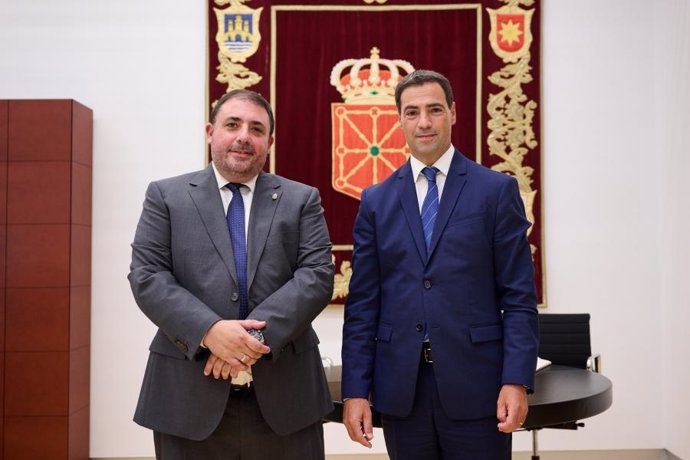 El presidente del Parlamento de Navarra, Unai Hualde, junto al lehendakari, Imanol Pradales