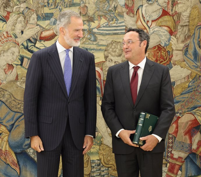 El Rey Felipe VI (i) recibe en audiencia al Fiscal General del Estado, Álvaro García Ortiz (d), en el Palacio de la Zarzuela, a 4 de septiembre de 2024, en Madrid (España).