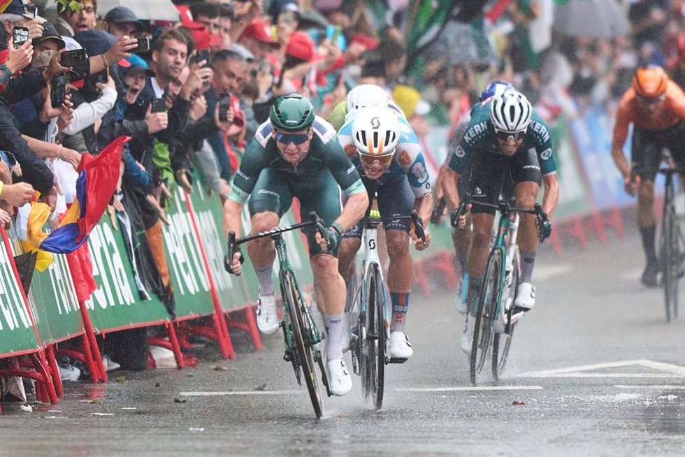 Kaden Groves cruza la línea de meta en la 17 etapa de La Vuelta