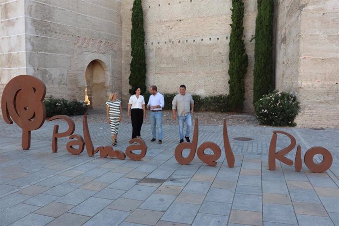 Visita de la secretaria general del PSOE de Córdoba, Rafi Crespín (segunda izquierda), a Palma del Río.