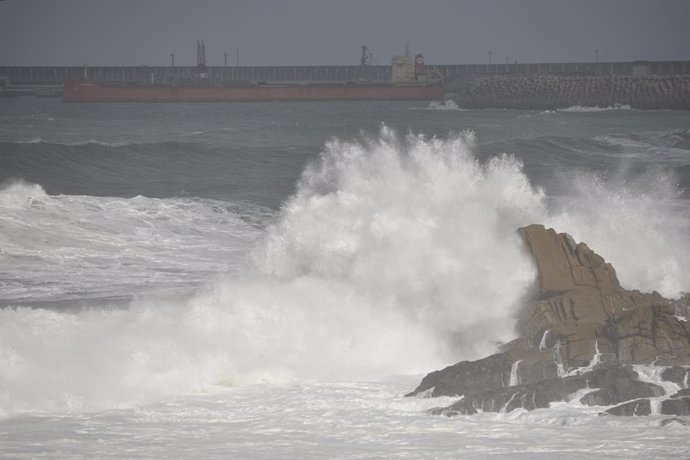 Archivo - Oleaje durante el paso de la borrasca 'Ciarán' en la playa de Repibelo, a 2 de noviembre de 2023, en A Coruña, Galicia (España).