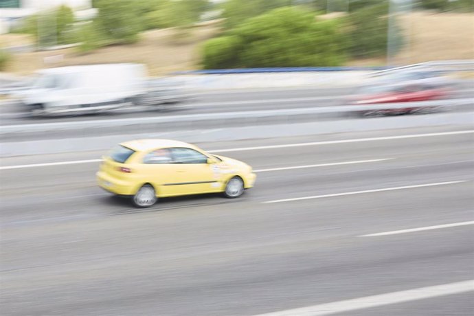 Un coche en la autovía A-3.