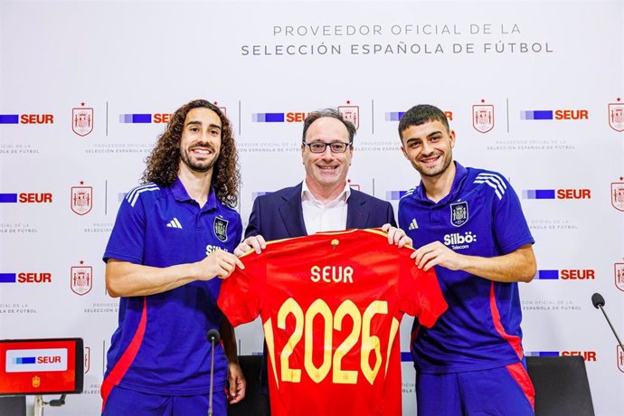 Marc Cucurella, David Sastre y Pedri González, tras renovar Seur como proveedor oficial de transporte de la RFEF hasta 2026.