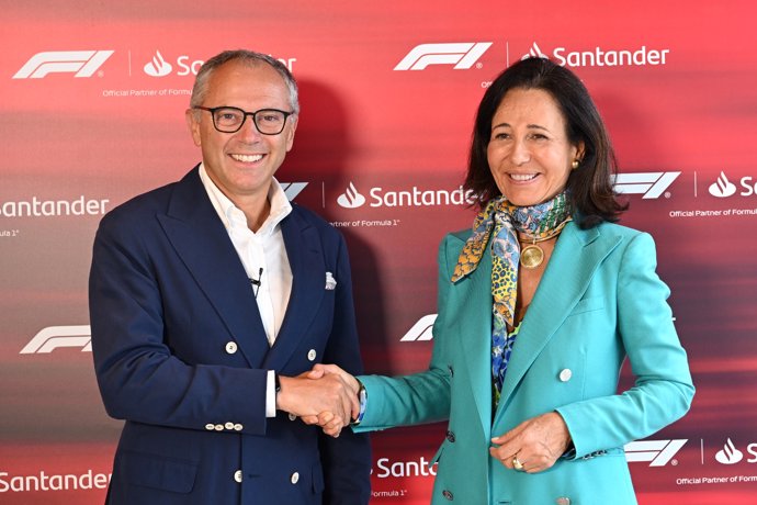 La presidenta de Banco Santander, Ana Btín, y el presidente de la F1, Stefano Domenicali, presentan al banco como patrocinador de la competición.