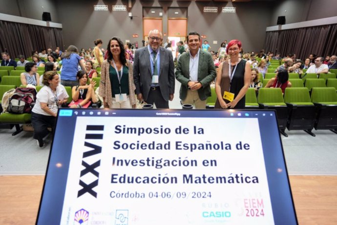 El rector y el alcalde, junto a la decana de la Facultad y la presidenta de la Seiem.