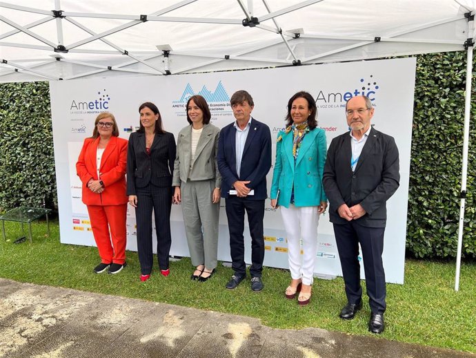 Foto de familia de la jornada de clausura en Ametic