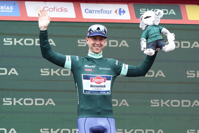 El ciclista Kaden Groves recibe su premio como líder de la regularidad de la Vuelta al final de la etapa 17 