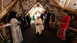 EL Papa dentro del poliedro 'Hati Indonesia'.